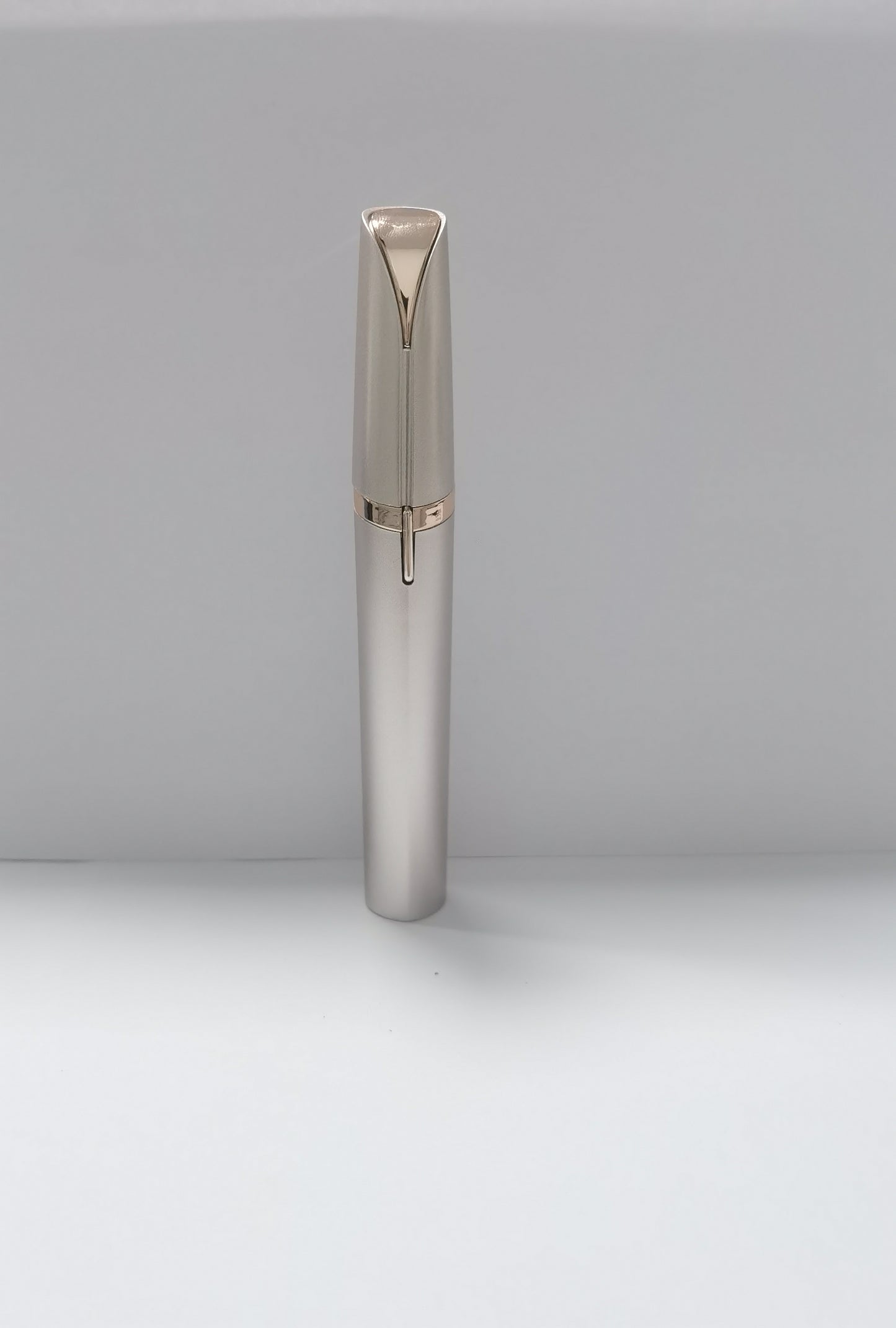 Eyebrow Trimmer Pen with LED Light – Painless Facial Hair Remover