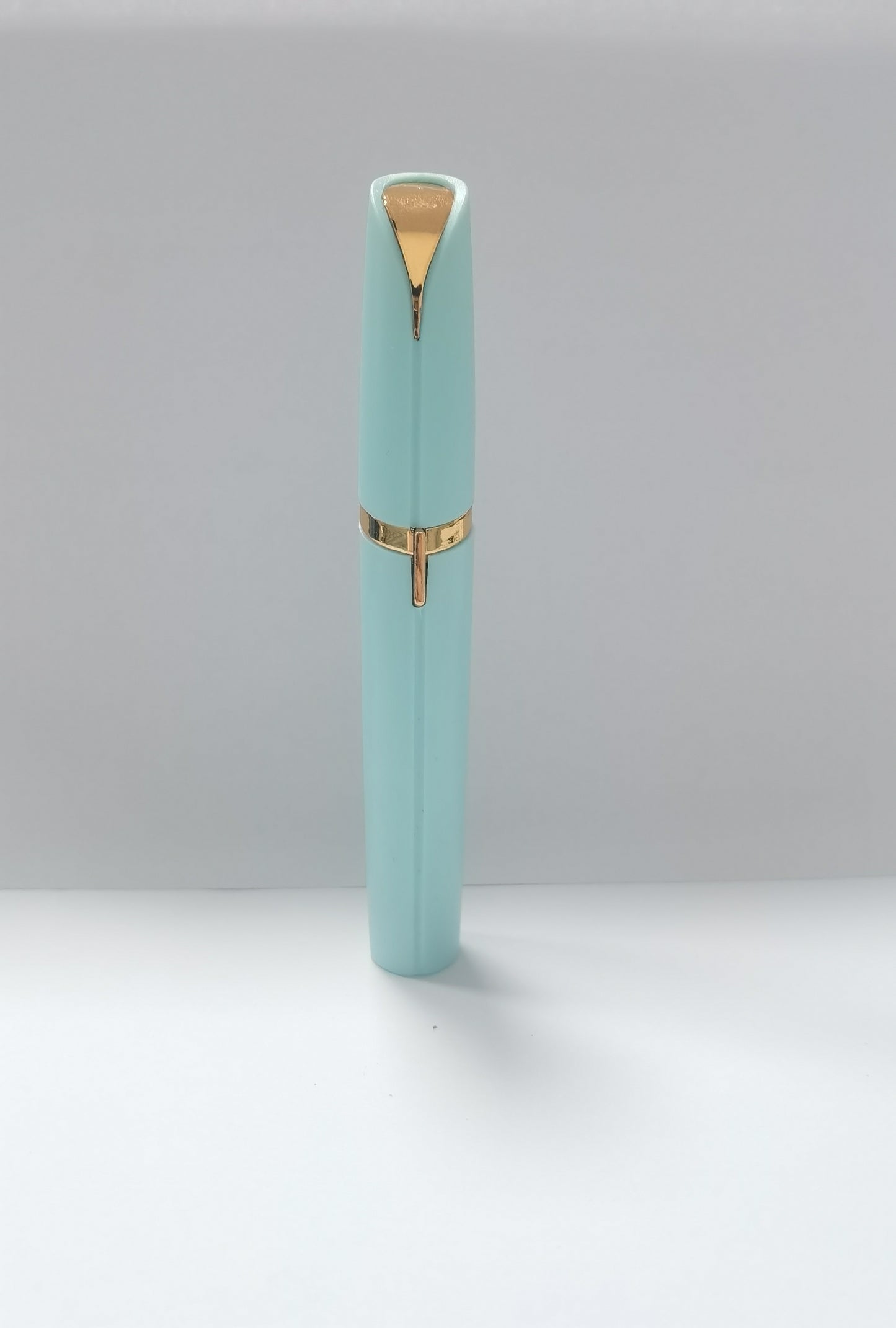 Eyebrow Trimmer Pen with LED Light – Painless Facial Hair Remover